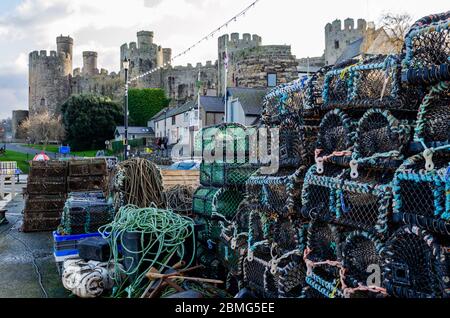 Conwy, UK : Jan 25, 2020: Hummertöpfe stapelten sich ordentlich auf dem Hafen von Conwy. Stockfoto