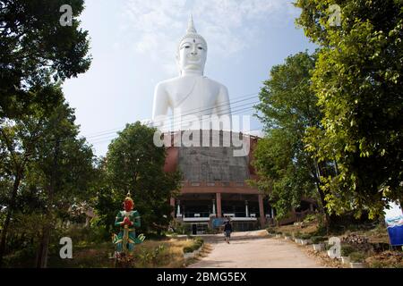 Große weiße buddha-Statue auf dem Berg im Wat ROI Phra Phutthabat Phu Manorom für thai-Menschen und Ausländer Reisende Reise Besuch und Respekt beten an Stockfoto