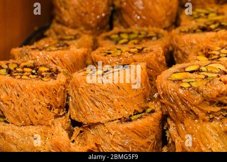 Traditionelle 'Lokum Rolls' ein süßes Dessert türkische Köstlichkeiten, Gebäck mit verschiedenen Aromen und Füllungen: Pistazien, Walnuss. Frisches Essen Buffet Brunch Stockfoto