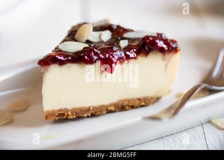 Hausgemachter Käsekuchen mit Fruchtmarmelade und Mandeln Stockfoto