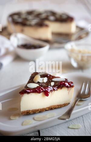 Hausgemachter Käsekuchen mit Fruchtmarmelade und Mandeln Stockfoto