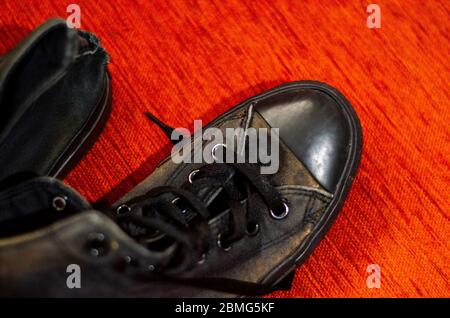 Zerlumpte Schwarze Stilvolle Schuhe, Vintage Schwarz Stilvolle Schuhe Stockfoto