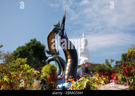 Große blaue Naka und weiße buddha-Statue im Wat ROI Phra Phutthabat Phu Manorom für thai-Menschen und Ausländer Reisende Reise Besuch und Respekt beten Stockfoto