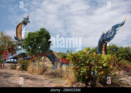 Große blaue Naka und weiße buddha-Statue im Wat ROI Phra Phutthabat Phu Manorom für thai-Menschen und Ausländer Reisende Reise Besuch und Respekt beten Stockfoto