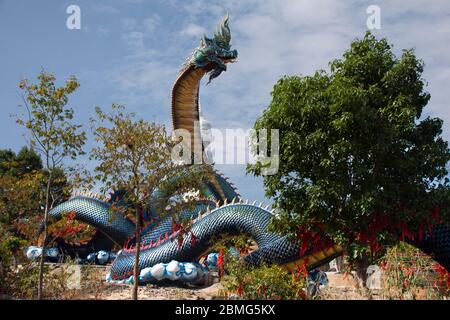 Große blaue Naka und weiße buddha-Statue im Wat ROI Phra Phutthabat Phu Manorom für thai-Menschen und Ausländer Reisende Reise Besuch und Respekt beten Stockfoto