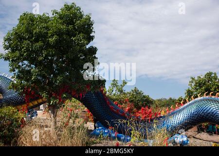 Große blaue Naka und weiße buddha-Statue im Wat ROI Phra Phutthabat Phu Manorom für thai-Menschen und Ausländer Reisende Reise Besuch und Respekt beten Stockfoto