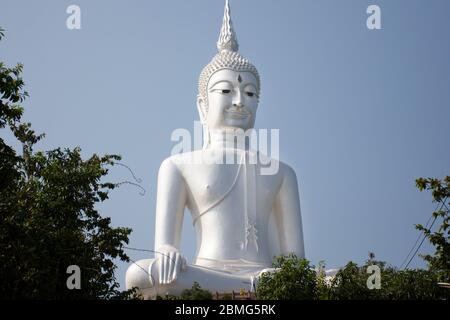 Große weiße buddha-Statue auf dem Berg im Wat ROI Phra Phutthabat Phu Manorom für thai-Menschen und Ausländer Reisende Reise Besuch und Respekt beten an Stockfoto