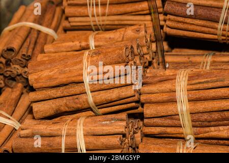 Ein Bündel Zimtstangen zum Verkauf auf der Theke Top auf dem Weihnachtsmarkt. Gesunde aromatische Gewürz in der Küche und Medizin, Aromatherapie verwendet Stockfoto