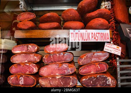 Türkische Pastrami-Scheiben. Kayseri, Türkei. - Görsel. Pastirma, türkisches luftgetrocknetes Fleisch, ausschneiden und lecken. Geschmortes Rinderbraten Pastrami-Scheiben mit Grai Stockfoto