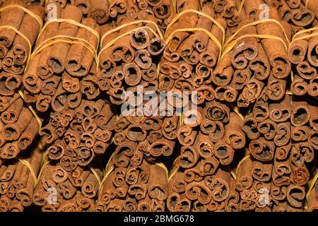 Ein Bündel Zimtstangen zum Verkauf auf der Theke Top auf dem Weihnachtsmarkt. Gesunde aromatische Gewürz in der Küche und Medizin, Aromatherapie verwendet Stockfoto