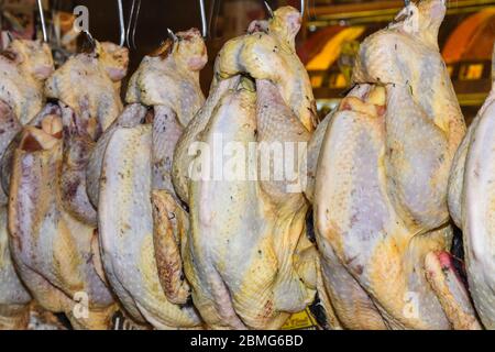 Enten hängen an Regal Vitrine in der Küche des Restaurants. Stockfoto