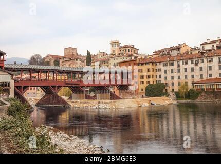 Brücke Ponte degli Alpini am Fluss Brenta in Bassano del Grappa, Italien. Panoramablick auf die Altstadt mit Vintage-Gebäude und Holzbrücke Stockfoto