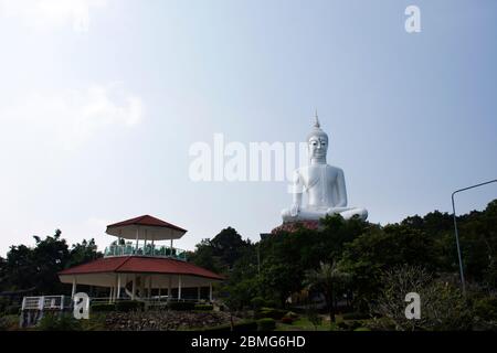 Große weiße buddha-Statue auf dem Berg im Wat ROI Phra Phutthabat Phu Manorom für thai-Menschen und Ausländer Reisende Reise Besuch und Respekt beten an Stockfoto