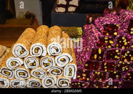 Traditionelle 'Lokum Rolls' ein süßes Dessert türkische Köstlichkeiten, Gebäck mit verschiedenen Aromen und Füllungen: Pistazien, Walnuss. Frisches Essen Buffet Brunch Stockfoto