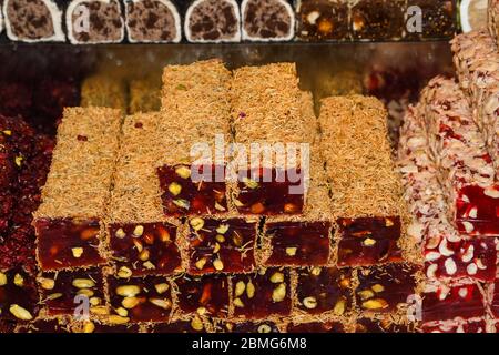 Traditionelle 'Lokum Rolls' ein süßes Dessert türkische Köstlichkeiten, Gebäck mit verschiedenen Aromen und Füllungen: Pistazien, Walnuss. Frisches Essen Buffet Brunch Stockfoto
