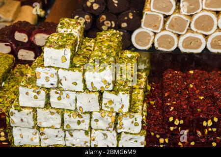 Traditionelle 'Lokum Rolls' ein süßes Dessert türkische Köstlichkeiten, Gebäck mit verschiedenen Aromen und Füllungen: Pistazien, Walnuss. Frisches Essen Buffet Brunch Stockfoto