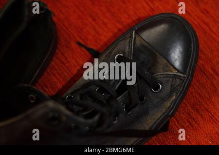 Zerlumpte Schwarze Stilvolle Schuhe, Vintage Schwarz Stilvolle Schuhe Stockfoto
