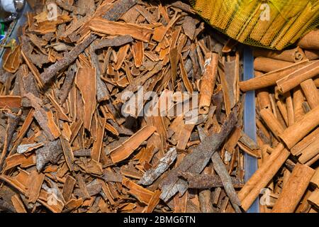 Ein Bündel Zimtstangen zum Verkauf auf der Theke Top auf dem Weihnachtsmarkt. Gesunde aromatische Gewürz in der Küche und Medizin, Aromatherapie verwendet Stockfoto