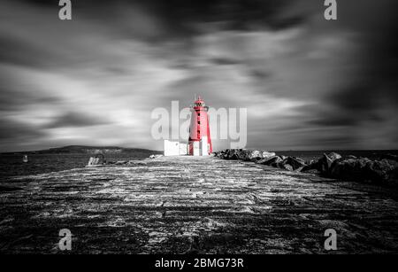 Poolbeg Lighthouse in Dublin mit seiner roten Farbe, die sich heraussticht Stockfoto