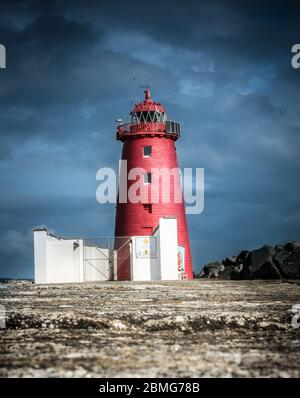 Poolbeg Lighthouse in Dublin mit seiner roten Farbe, die sich heraussticht Stockfoto