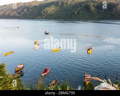 Kleine Fischerboote, an der Küste des Flusses Valdivia, in der Stadt Corral festgemacht. Chile ist eine Macht in der Extraktivfischerei in der Welt. Stockfoto