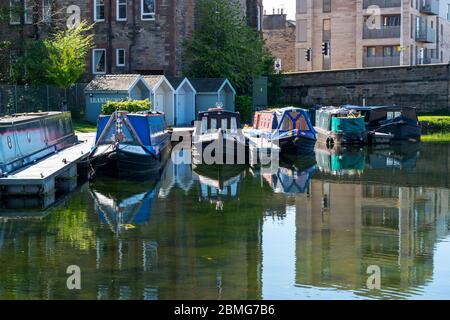 Schmale Boote liegen an der Seite des Union Canal neben der Viewforth Bridge bei Fountainbridge in Edinburgh, Schottland, Großbritannien Stockfoto