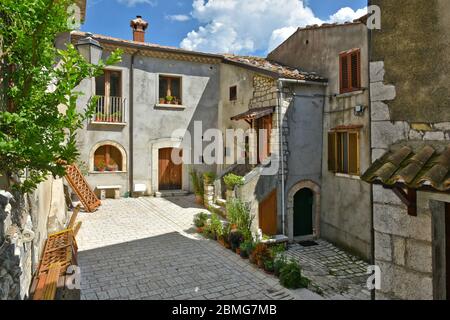 Eine schmale Straße zwischen den alten Häusern des Dorfes Cusano Mutri, Italien. Stockfoto