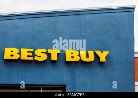 NORWALK, CT, USA - 8. MAI 2020: Melden Sie sich an der Best Buy Storefront an der blauen Wand an Stockfoto