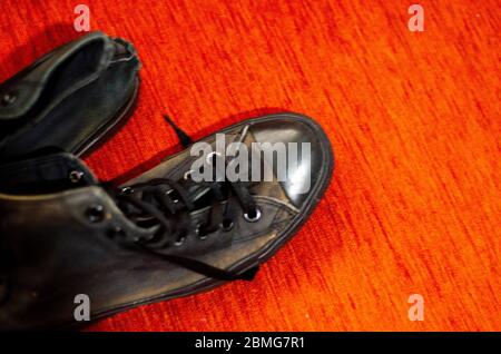 Zerlumpte Schwarze Stilvolle Schuhe, Vintage Schwarz Stilvolle Schuhe Stockfoto
