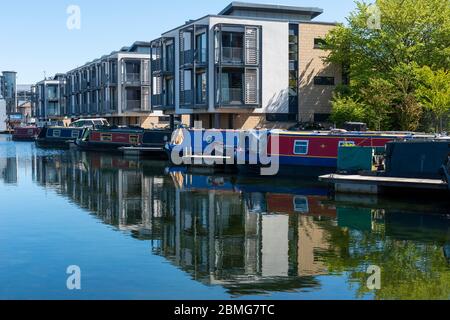 Neue Apartmentblöcke neben dem Union Canal in Fountainbridge in Edinburgh, Schottland, Großbritannien Stockfoto