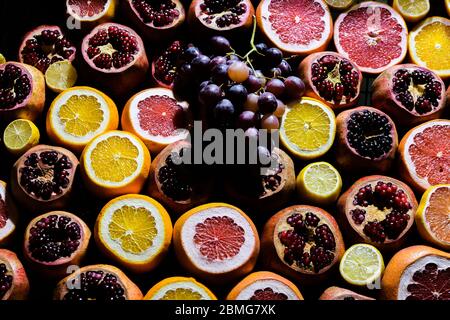 Juice Bar Hintergrundkonzept. Frische exotische Früchte, die am Farmers Market Stall frisch Granatäpfel entsaften Stockfoto