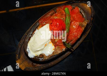 İskender Kebap ist eines der bekanntesten Gerichte der nordwestlichen Türkei. Traditioneller türkischer Kebab, Iskender Kebab. Stockfoto