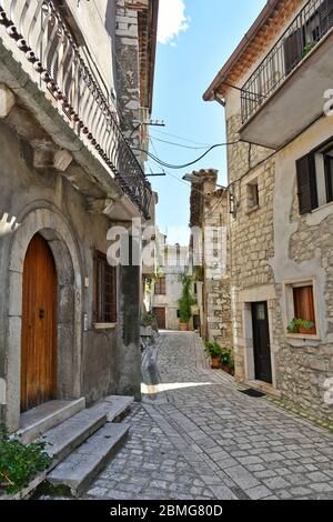 Eine schmale Straße zwischen den alten Häusern des Dorfes Cusano Mutri, Italien. Stockfoto