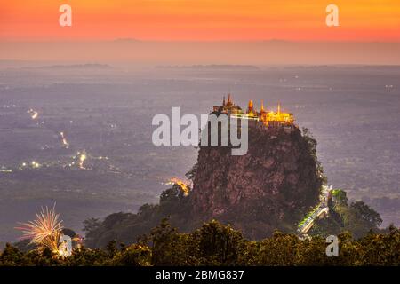 Taung Kalat Kloster auf Mt. Popa, Myanmar in der Abenddämmerung. Stockfoto