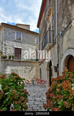 Eine schmale Straße zwischen den alten Häusern des Dorfes Cusano Mutri, Italien. Stockfoto