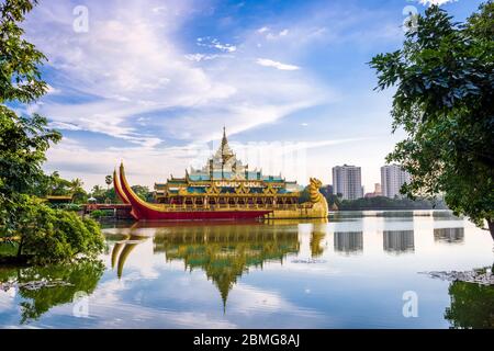 Yangon, Myanmar im Karaweik Palace in Kandawgyi Royal Lake. Stockfoto