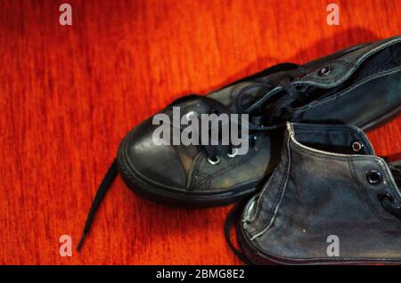 Zerlumpte Schwarze Stilvolle Schuhe, Vintage Schwarz Stilvolle Schuhe Stockfoto