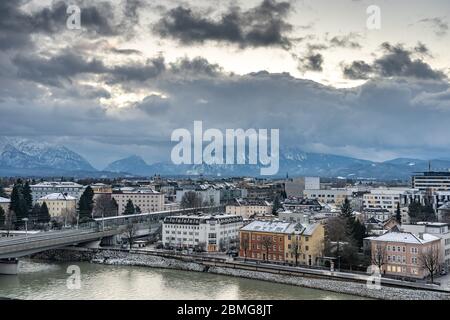Stadt Salzburg Südseite Blick mit Schneeberg im Winter bei Dämmerung blaue Stunde Stockfoto