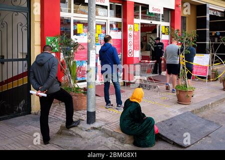 Marokko, Casablanca: Ausbruch des Coronavirus, Covid-19, am 10. April 2020. Leute Schlange vor einem Supermarkt Stockfoto