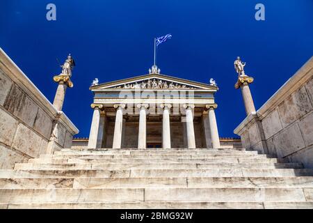 Der Haupteingang der Akademie von Athen, Griechenland, ein emblematisches Gebäude in der Stadt, und Teil der berühmten architektonischen Hansen Trilogie. Stockfoto