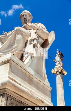 Statue von Platon im Vordergrund und der antiken Göttin Athene im Hintergrund, in Athen, Griechenland. Stockfoto