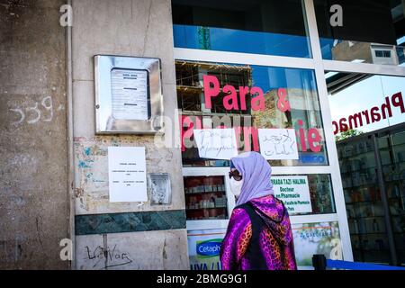 Marokko, Casablanca: Ausbruch des Coronavirus, Covid-19, am 10. April 2020. Frau mit einer Gesichtsmaske vor einer Apotheke Stockfoto