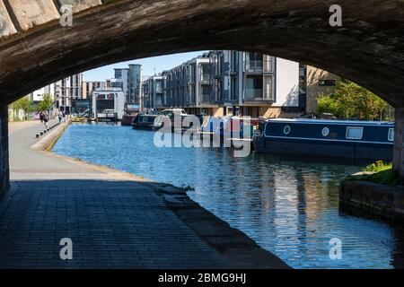 Blick unter der Viewforth Bridge auf den Union Canal bei Fountainbridge in Edinburgh, Schottland, Großbritannien Stockfoto