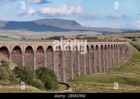 DB Cargo EWS Lackierung Baureihe 66 Lokomotive 66137 Überquerung Ribblehead Viadukt auf der Ansiedlung nach Carlisle Eisenbahn mit einem Güterzug mit Gips Stockfoto