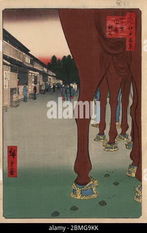 [ 1850er Japan - Pferde in Shinjuku ] - Pferde mit Strohschuhen in Naito Shinjuku, der ersten Station des Koshu Kaido, in Edo (heute Tokio), 1857 (Ansei 4). Die Koshu Kaido verband Edo mit der Provinz Kai (aktuelle Yamanashi). Dieser Holzschnitt ist Bild 86 in hundert berühmten Ansichten von Edo (名所江戸百景, Meisho Edo Hyakkei), einer Serie von Ukiyoe Künstler Utagawa Hiroshige (歌川広重, 1797–1858) erstellt. Es ist eine von 26 Herbstszenen der Serie. Titel: Naito Shinjuku in Yotsuya (四ッ谷内藤新宿, Yotsuya Naito Shinjuku) Vintage Ukiyoe Holzschnitt aus dem 19. Jahrhundert. Stockfoto