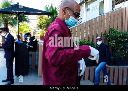 Marokko, Casablanca: Ausbruch des Coronavirus, Covid-19, am Donnerstag, 16. April 2020. Schutzmaßnahmen am Eingang zu einem Carrefour Supermarkt Stockfoto