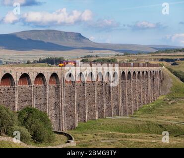 DB Cargo EWS Lackierung Baureihe 66 Lokomotive 66137 Überquerung Ribblehead Viadukt auf der Ansiedlung nach Carlisle Eisenbahn mit einem Güterzug mit Gips Stockfoto