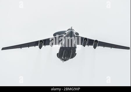 Moskau, Russland. Mai 2020. Die russische A-50 Frühwarnmaschine fliegt während der Victory Air Parade in Moskau, Russland, am 9. Mai 2020 über den Roten Platz. Russland feierte am Samstag kurz den 75. Jahrestag des sowjetischen Sieges gegen die Nazis im Zweiten Weltkrieg, inmitten seines verstärkten Kampfes gegen die COVID-19 Pandemie. Kredit: Evgeny Sinitsyn/Xinhua/Alamy Live News Stockfoto