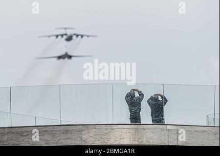 Moskau, Russland. Mai 2020. Sicherheitskräfte machen Fotos während der Victory Air Parade in Moskau, Russland, 9. Mai 2020. Russland feierte am Samstag kurz den 75. Jahrestag des sowjetischen Sieges gegen die Nazis im Zweiten Weltkrieg, inmitten seines verstärkten Kampfes gegen die COVID-19 Pandemie. Kredit: Evgeny Sinitsyn/Xinhua/Alamy Live News Stockfoto