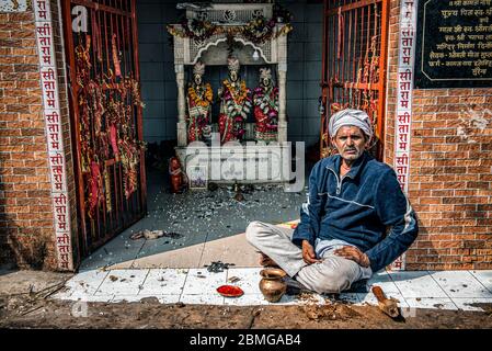 Tempel, Märkte, Bettler, das tägliche Leben entlang der Rundstrecke um den heiligen Hügel von Kamadgiri, in Chitrakut, Uttar Pradesh, Indien Stockfoto